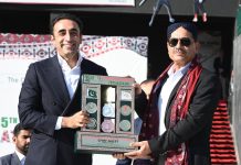 Chairman of the Pakistan Peoples Party, Bilawal Bhutto Zardari, is presenting a souvenir to the Chief of the Defence Forces, Field Marshal Syed Asim Munir, on the occasion of the National Games.