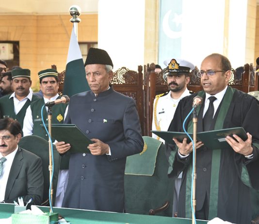Chief Justice Zafar Ahmed Rajput administers the oath to Syed Muhammad Nehal Hashmi as Governor of Sindh at Governor House.