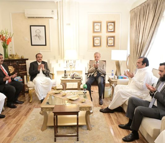 PM visits Abdul Rehman Kanju, offers condolences on his mother’s death